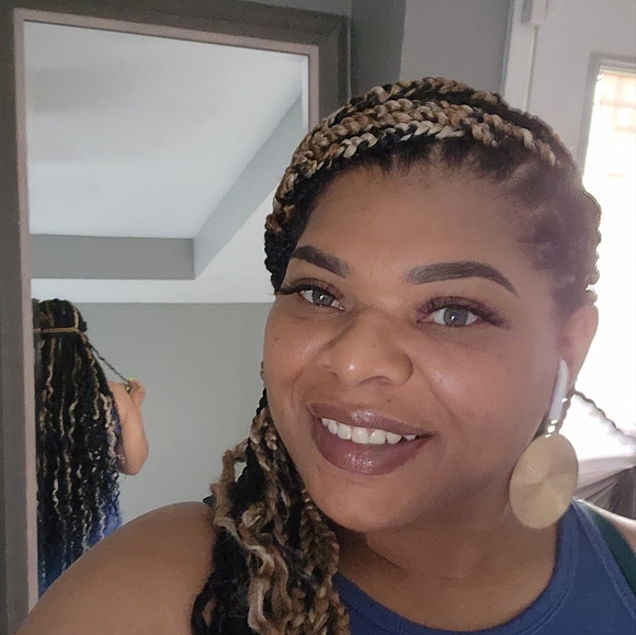 Meet your Posher, Shavon - Picture 1 of 2